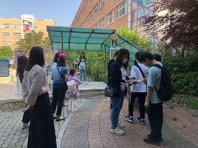 [화성뉴스] 화성시 능동초교 학부모회, 어린이날 축하 '등교맞이 행사' 실시